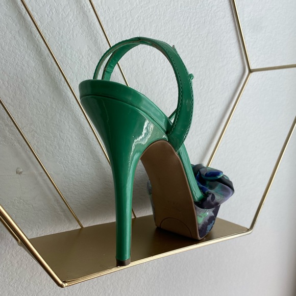 GUESS  Size 8.5  Floral Satin, Platform Sandals - Picture 3 of 5